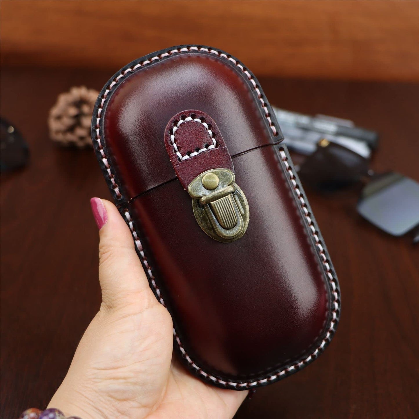 Fanyixuan Leather Eyeglass Case Hard Shell Retro Men And Women Sunglasses Nearsighted Glasses Locking clasp Protection Box (Crimson)
