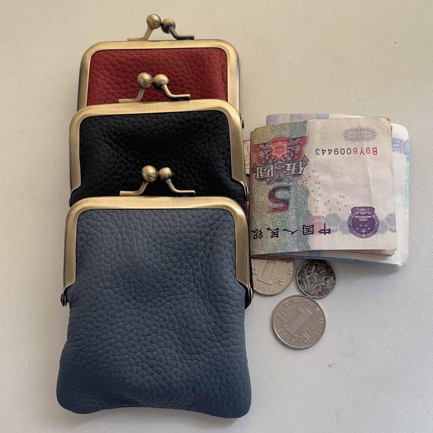 Yurtziru 1Pcs Vintage Coin Purse Kissing Lock Wallet Coin Organizer Buckle Kissing Lock Coin Purse Leather Coin Clip for Men & Women (Burgundy)