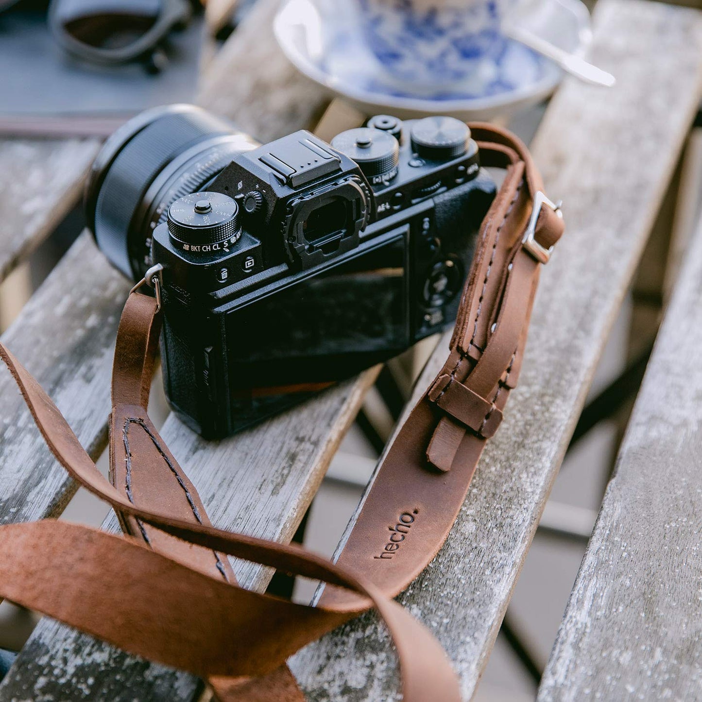 hecho. Brown Leather Camera Strap - Handmade & Fair Trade (Adjustable Leather Shoulder Strap compatible with Canon, Nikon, Sony Fujifilm, Kodak, Olympus and more, Camera Sling for Men & Women)