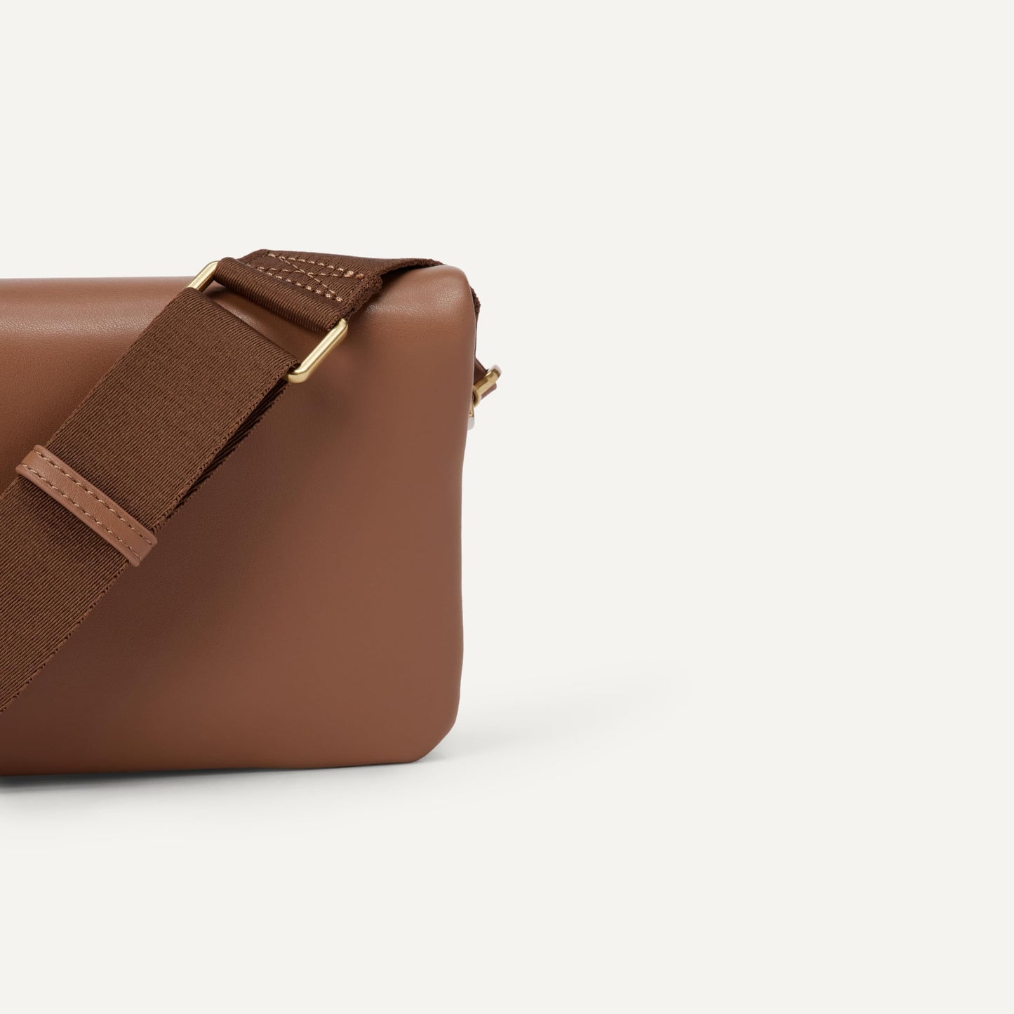 Amazon Essentials Women's Lightweight Clutch Crossbody Bag, Tan, One Size