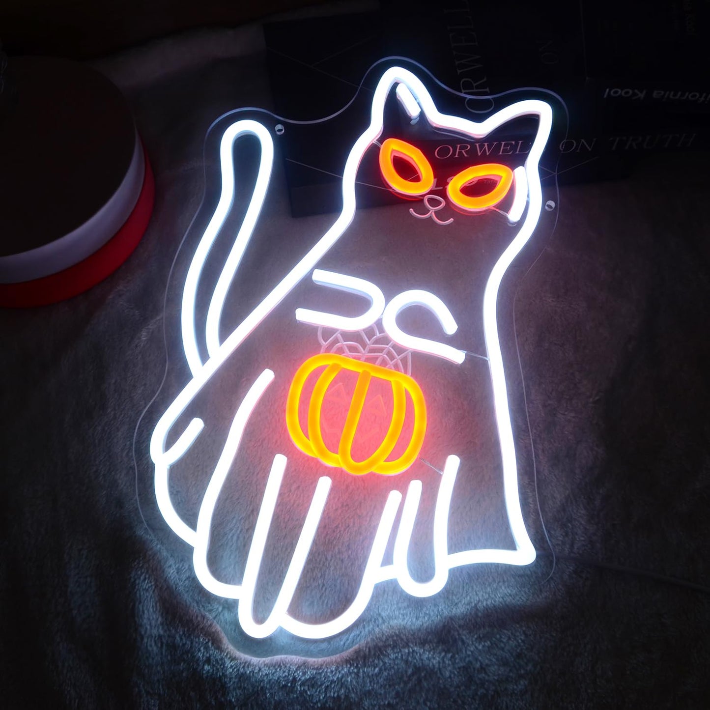 Cat Holding a Jack-o'-lantern Neon Light Sign Halloween Funny White Cat with Pumpkin Light for Trick-or-Treat Party Wall Decor All Saints' Day LED Light up