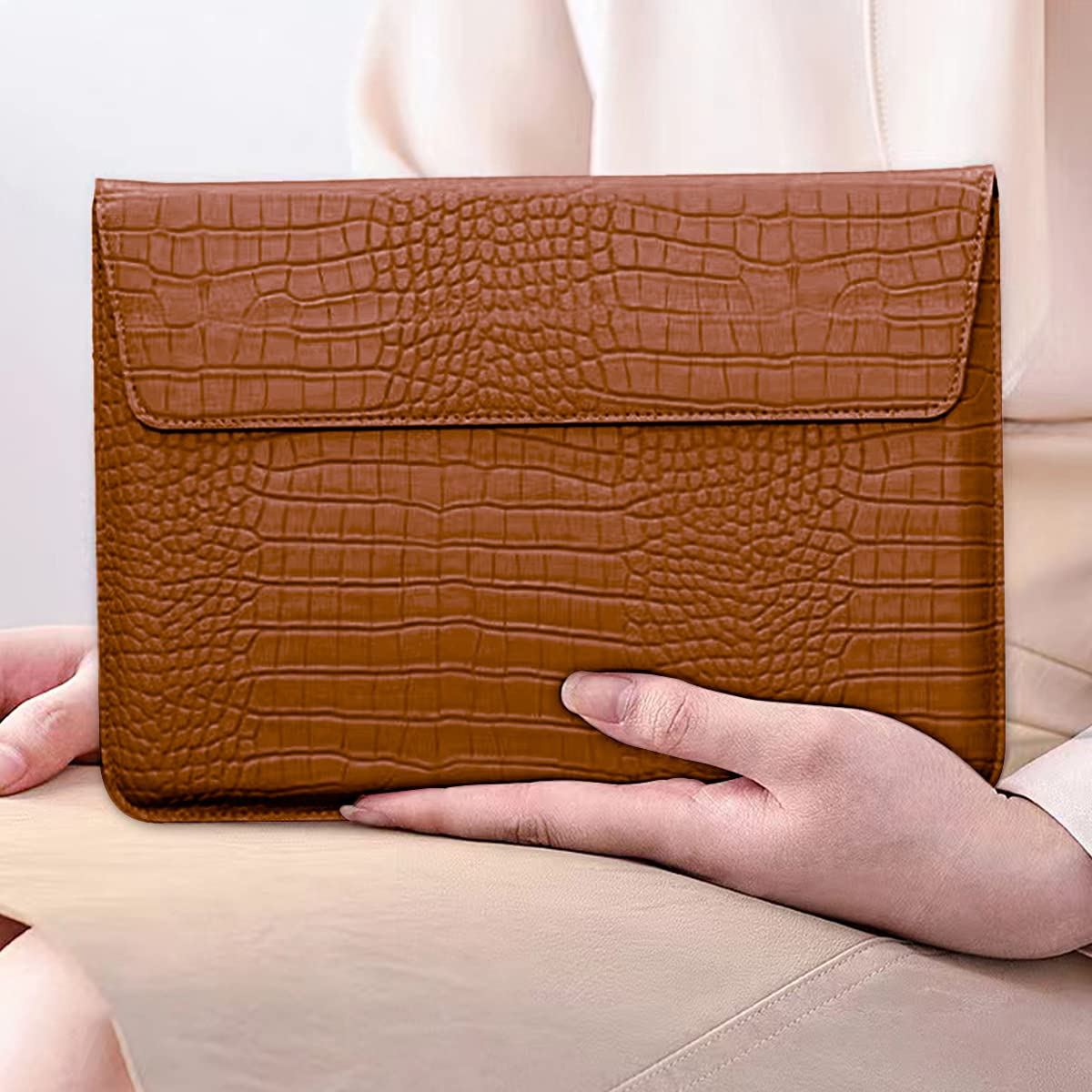 Seanai Protective Slim Portable Laptop Sleeve 13-13.6 Inch Crocodile PU Leather Case for MacBook Neo 13 A18 Pro A3404 Air 13 Pro 13 M5 A3449 M4 A3240 M3 M2 M1, for HP Dell Microsoft Notebook, Brown