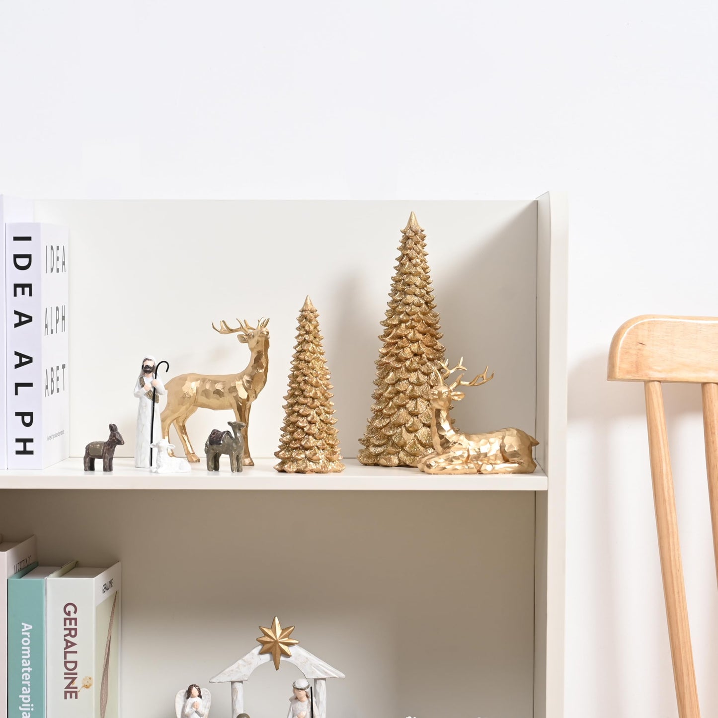 AOMOONOA Gold Christmas Tree Figurines, 2Pcs Resin Glitter Christmas Tree for Tabletop Decoration, Small Christmas Trees Set, Decorative Xmas Trees for Christmas Mantel Indoor Home Decor