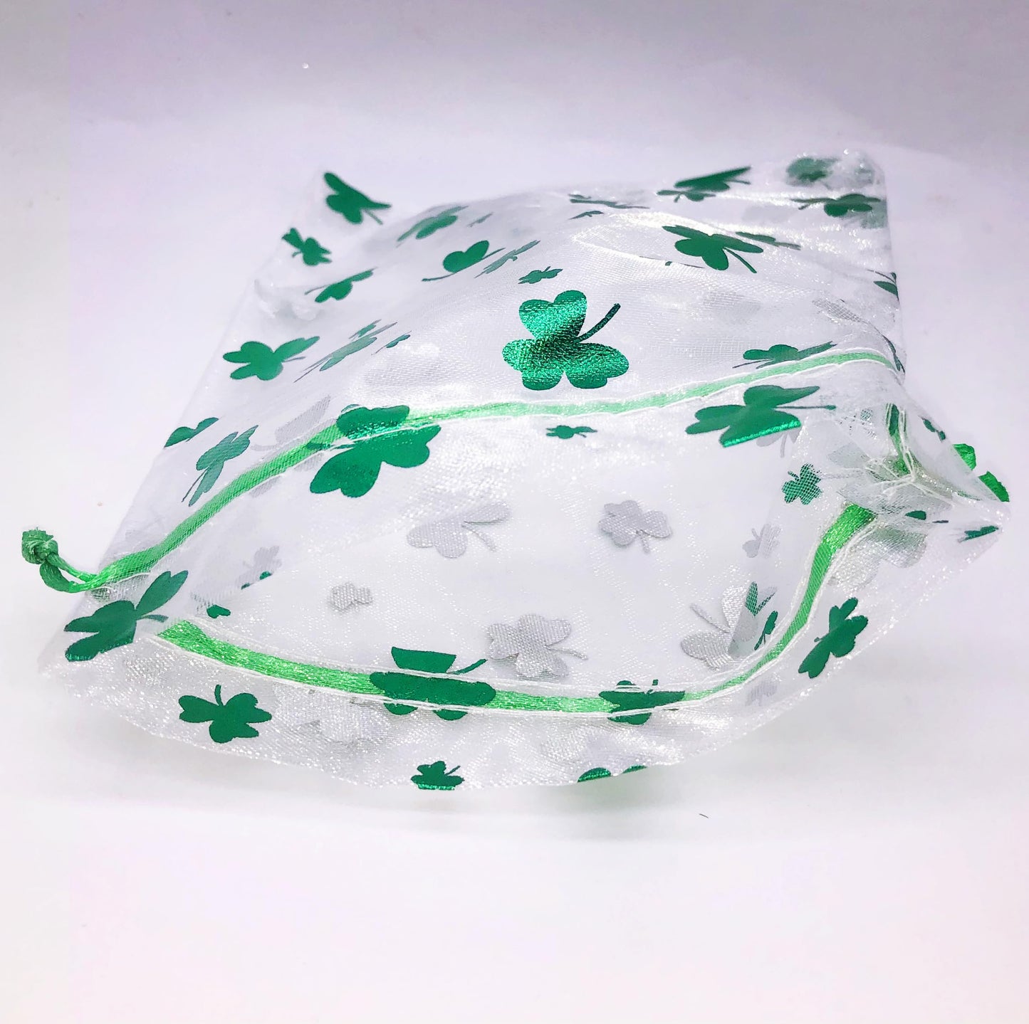 Jexila 50PCS St.Patrick's Day Organza Gift Bags Shamrock Clover Drawstring Goodie Treat Bag St.Patrick's Party Favors for Kids Classroom