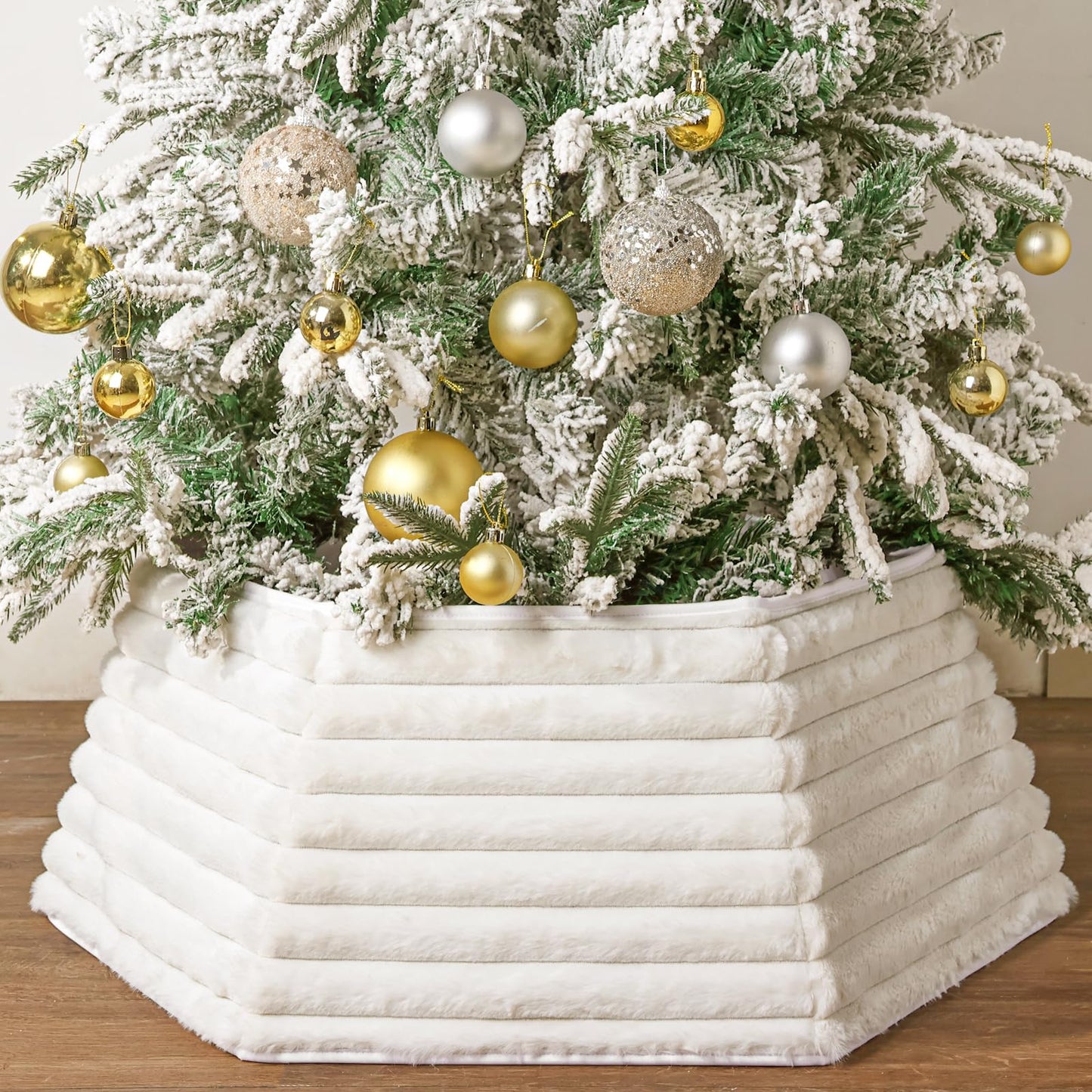 Christmas Tree Collar, 6 Panels Foldable White Luxury Plush Faux Fur Tree Ring, Thick Horizontal Stripe Textured Christmas Tree Base Cover, Soft Tree Skirt for Holiday Decorations Xmas Home Decor Boho
