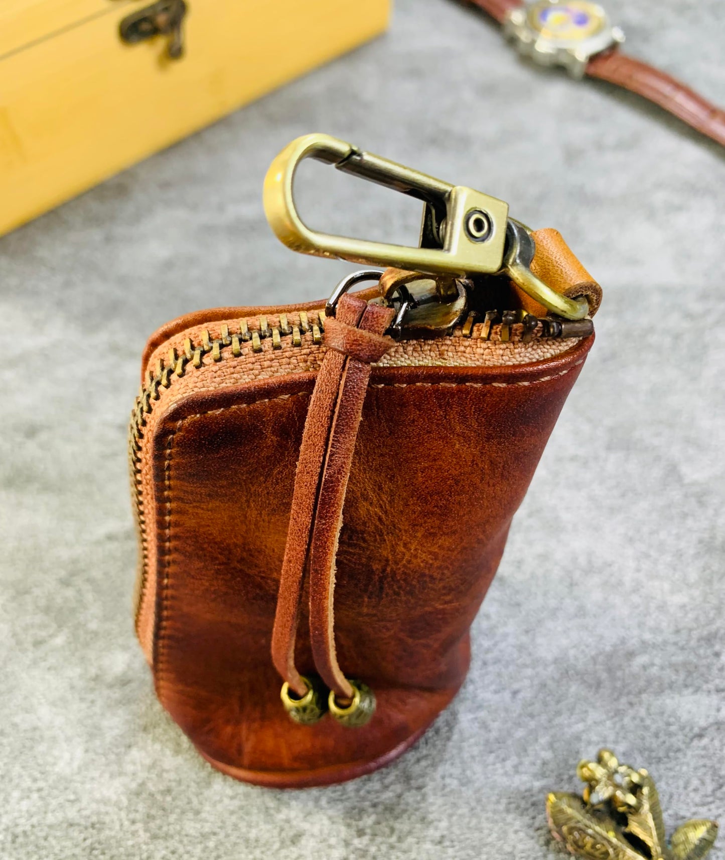 duyugeng Genuine Leather Key Pouch with Belt Clip, Vintage Key Holder Coin Purse with Key Ring, Compact EDC Key Organizer for Men, Clip On Jeans Key Case