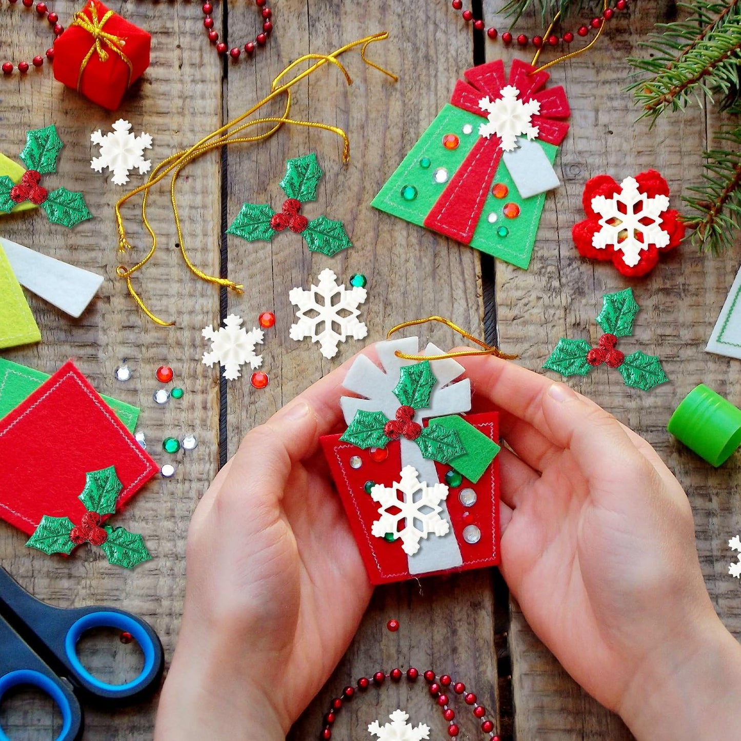 JUNEBRUSHS 120Pcs Miniature Resin Christmas Decorations, Mini Resin Snowflake Holly Leave Berries, Christmas Embellishment for Xmas DIY Craft Wreath Tree Home Table Decor Floating Vase Filler