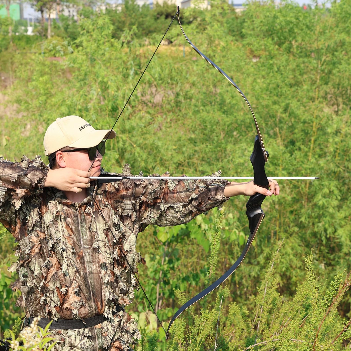 Black Hunter Recurve Bow 60" Right-Handed Bow Ergonomically Designed for Comfortable Grip Suitable for Beginners and Longbow Enthusiasts to Train Or Hunt (35LB Bow Without Arrow Set)