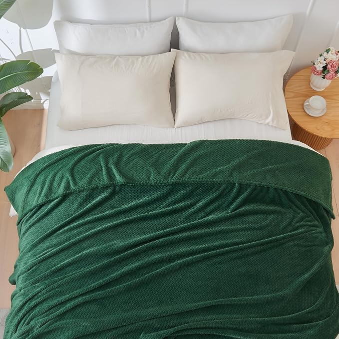 NEWCOSPLAY Super Soft Twin Blanket Dark Green Premium Silky Flannel Fleece Leaves Pattern Lightweight Bed Blanket All Season Use (Dark Green, Twin(60"x80"))
