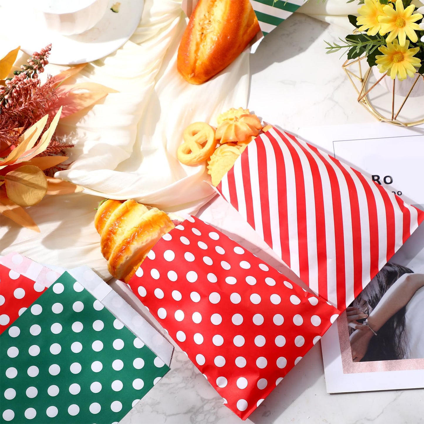 Sweetude 400 Pcs Bulk Christmas Cookie Bags 5 x 7 Inch Small Flat Paper Treat Bags Red Green Dots Stripes Sandwich Candy Buffet Bags for Xmas Holiday Party Favors