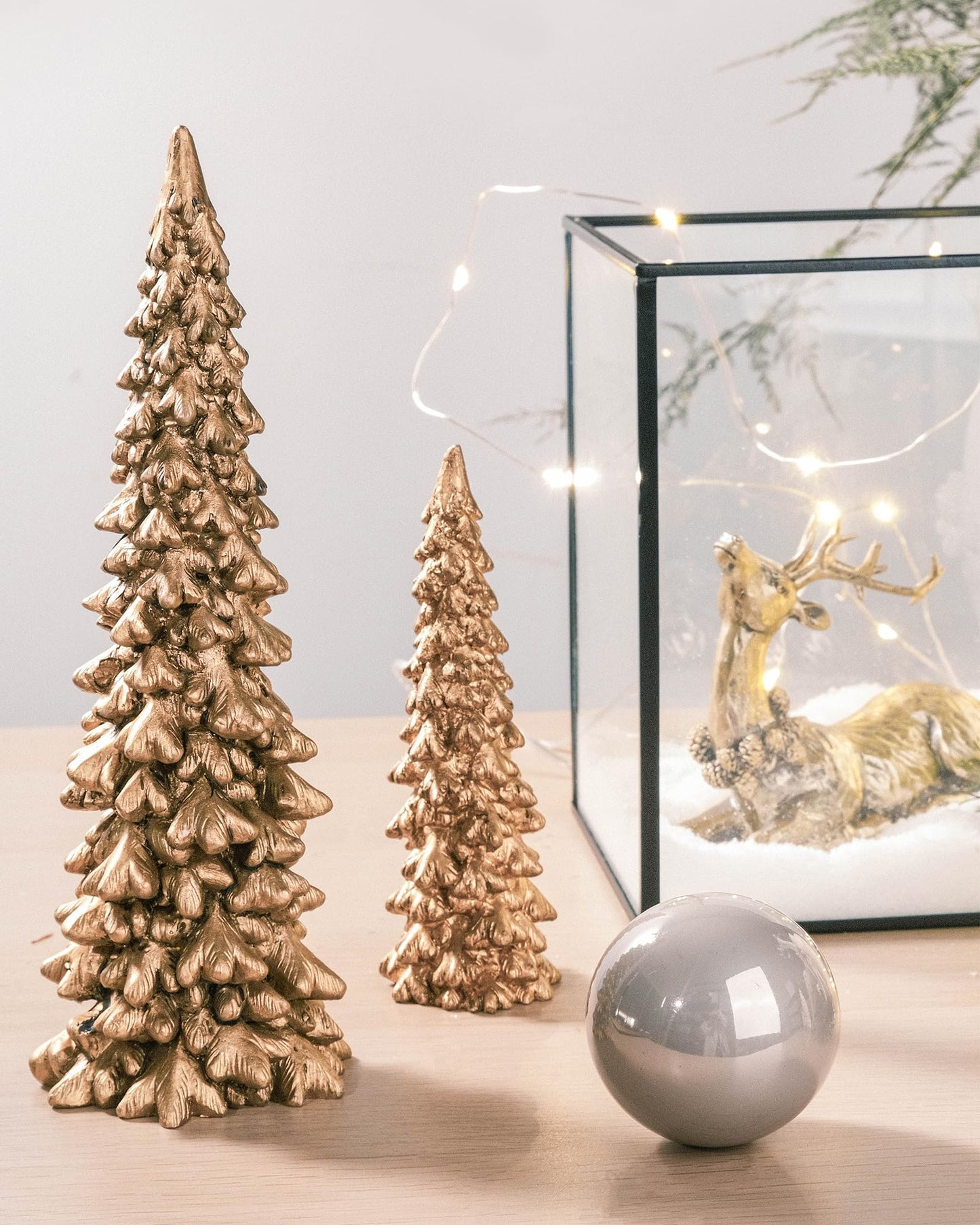 RM ROOMERS Christmas Tree Figurines, 2Pcs Christmas Trees Resin Distressed Gold Table Top, Small Xmas Tree Figurine Set, Decorative Xmas Trees for Rustic Mantle Centerpieces