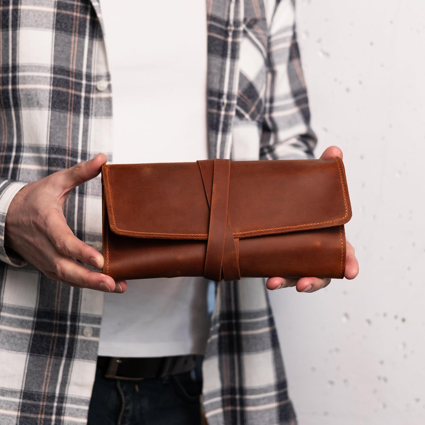 OMBUO Handmade Artist Pencil Case for Adults Women, Leather Pencil Roll, Artist Gifts, Pencil Wrap Roll Up Case, Leather Paint Brush Case, Warm Brown