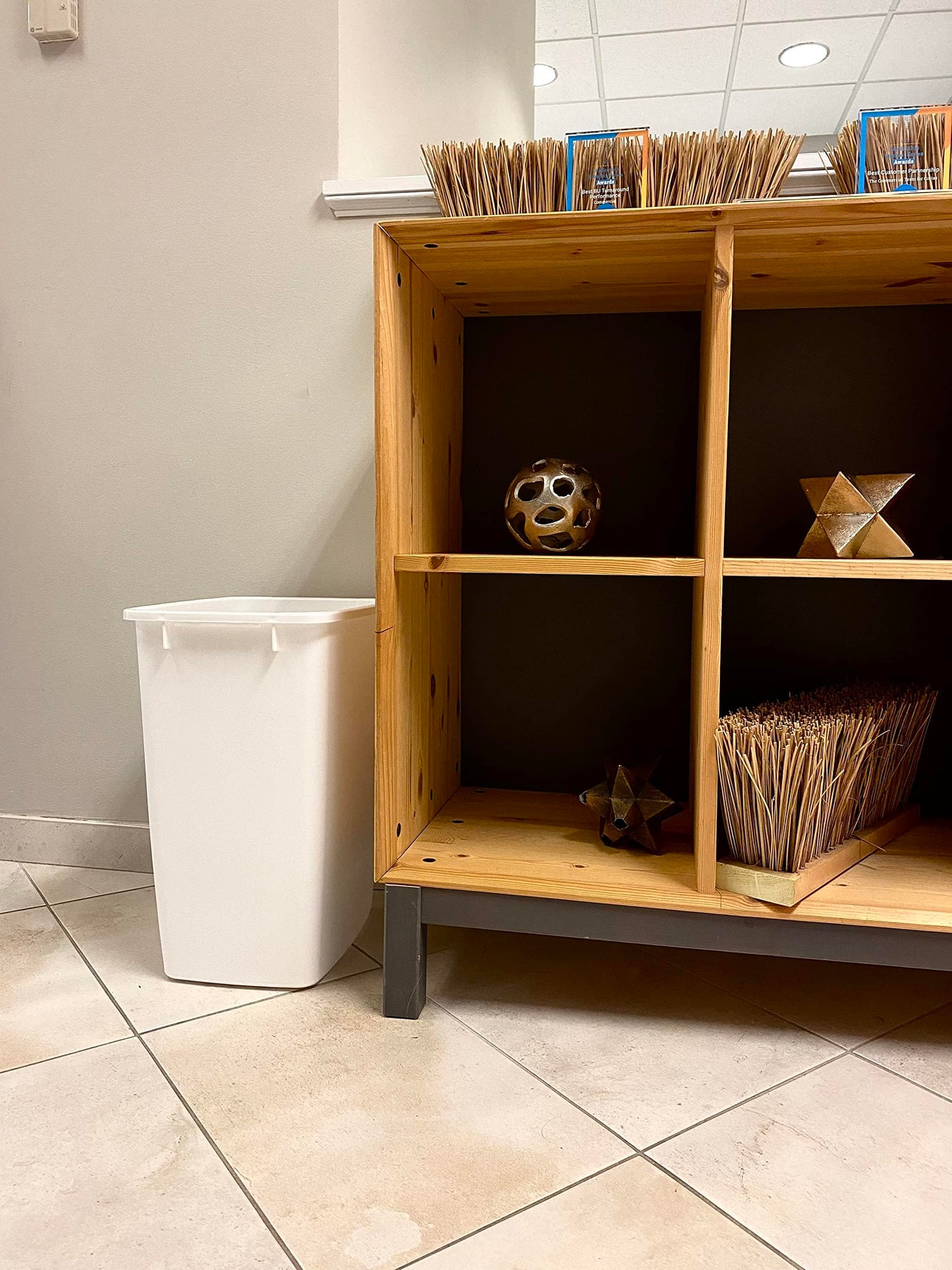 Rubbermaid Small Kitchen Bathroom Trash Can, 9 Gallons, White, Waste Basket for Under Counter/Kitchen/Office/Bedroom/Bathroom