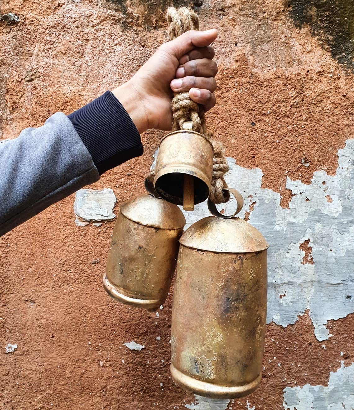 Carfar Handicrafts Giant Vintage Rustic Tin Metal Harmony Cow Bells Complete Set of 15 Huge XXL Rustic Handmade Bells On Jute Rope