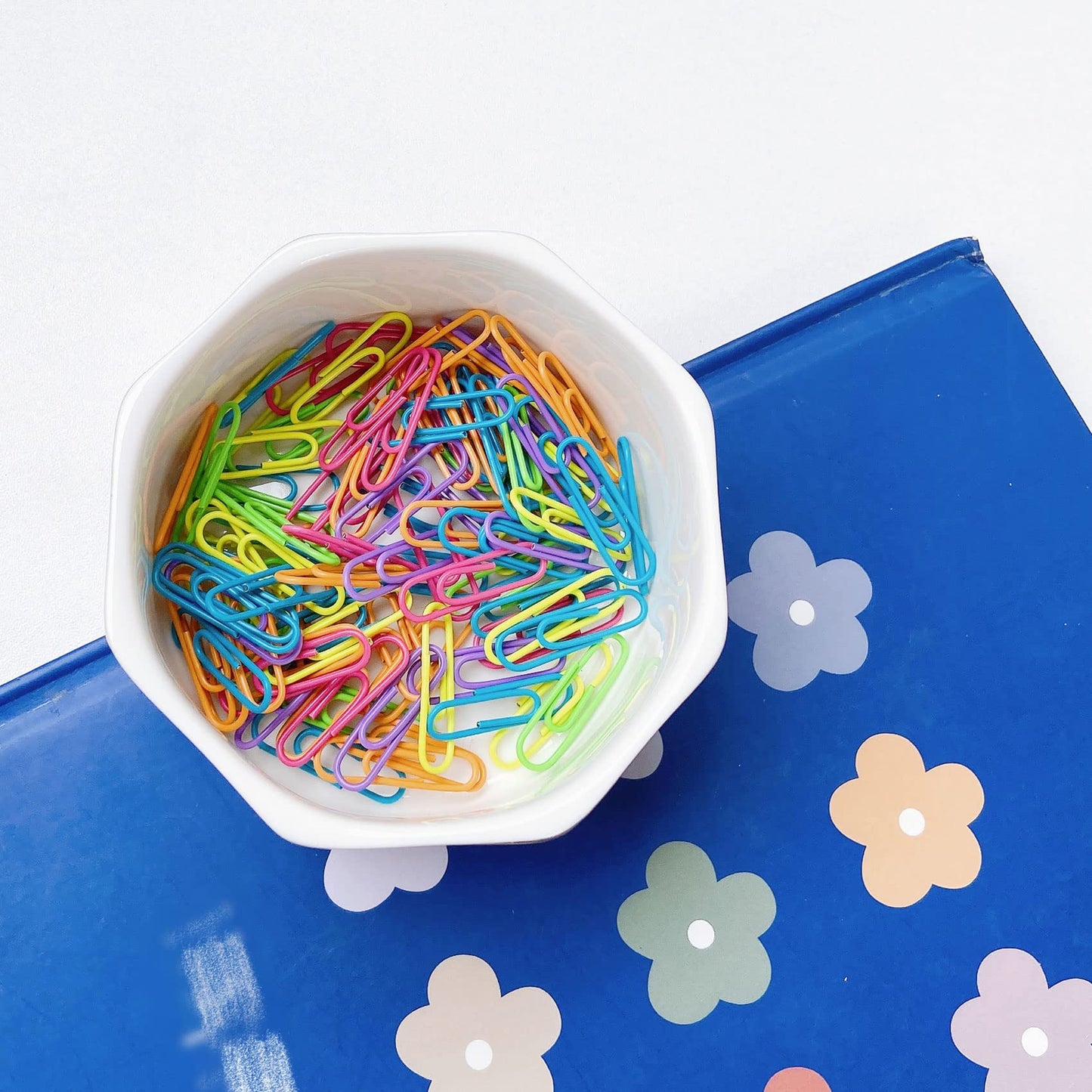 LEAZUL Ceramic Paper Clip Holder Gold Line Paper Clip Dispenser Organizer for Desk Cute Floral Pattern Office Binder Clip Holder Bobby Pin and Hair Clip Holder Gift for Office Blue Flowers