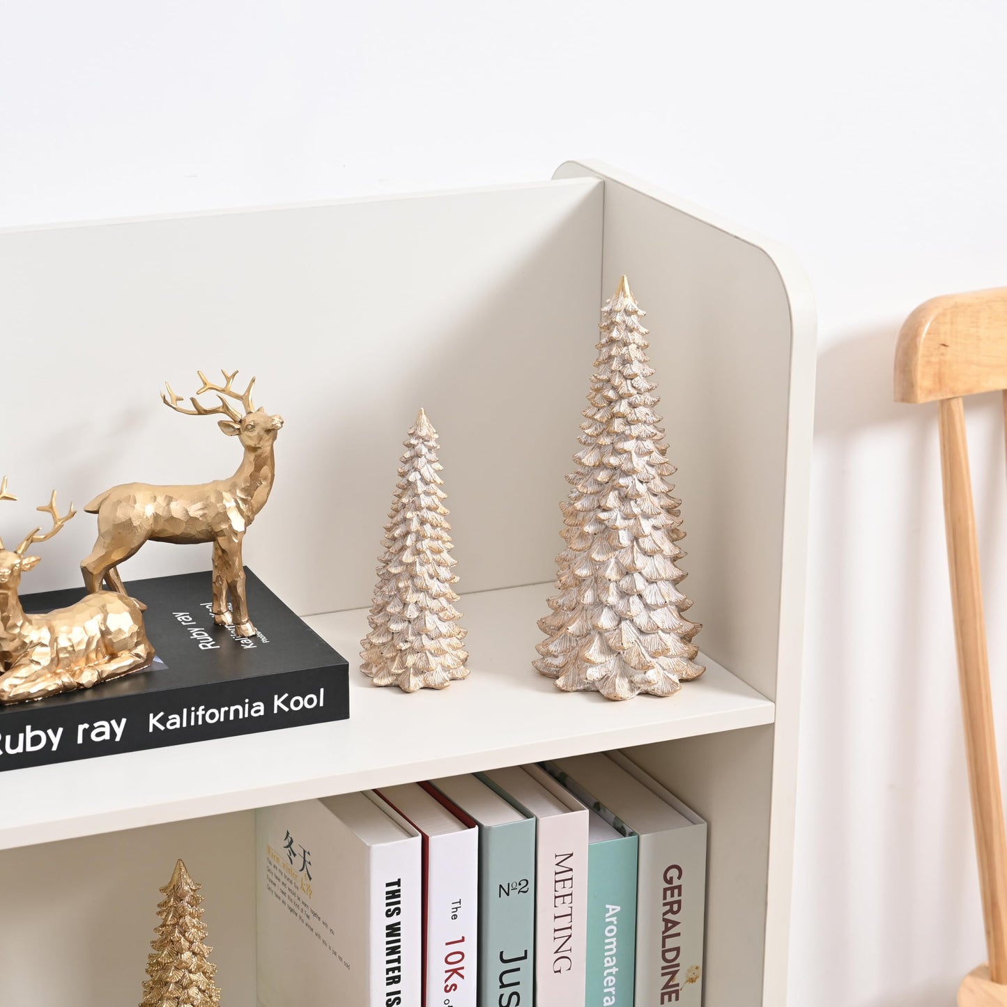 AOMOONOA Resin Christmas Tree Figurines, 2Pcs Distressed White with Gold Table top Christmas Trees, Small Christmas Tree Figurine Set, Decorative Xmas Trees for Rustic Christmas Decor