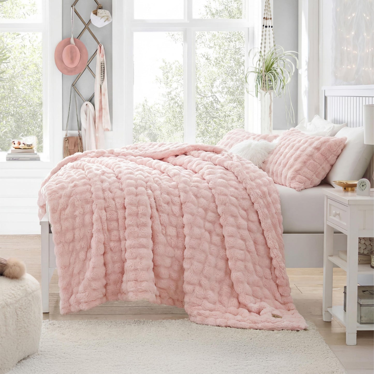 Bedsure 3D Fleece Bubble Blanket for Couch - Cute Pink Twin Blanket for Teen Girl Bed College Dorm Room Decor - Luxury Soft Cozy Birthday Gift for Women Girls, Lightweight,Light Pink, 60"×80"