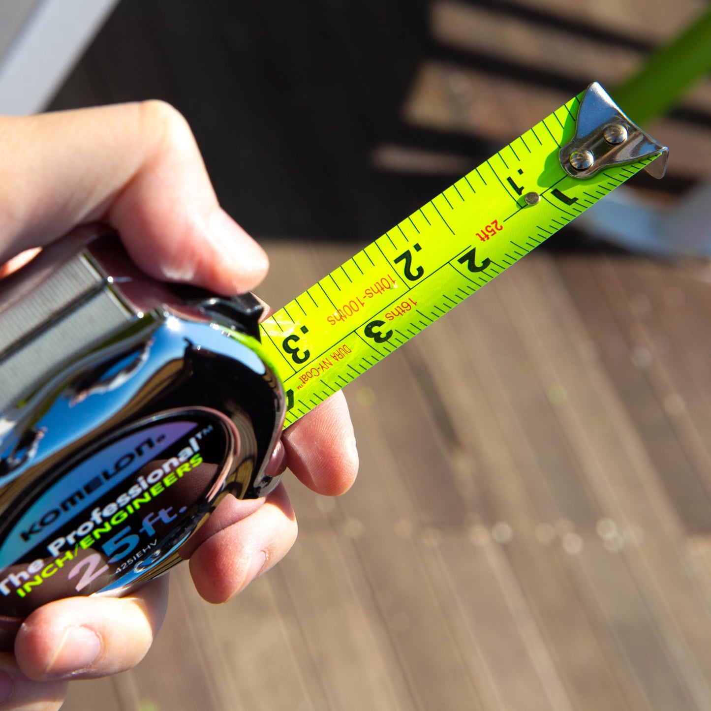 Komelon 425IEHV High-Visibility Professional Tape Measure Bother Inch and Engineer Scale Printed 25-Feet by 1-Inch, Chrome
