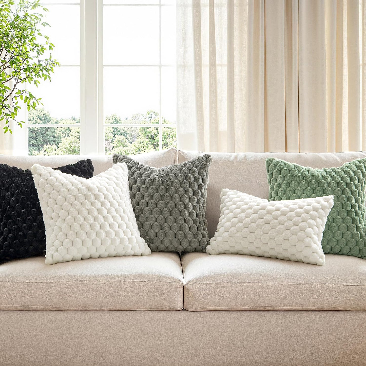 MIULEE White Faux Fur Decorative Throw Pillow Covers 20x20 Inch Set of 2 Super Soft Cozy Plush Cushion Cases Luxury Fluffy Pillowcases for Sofa Couch Bed Living Room