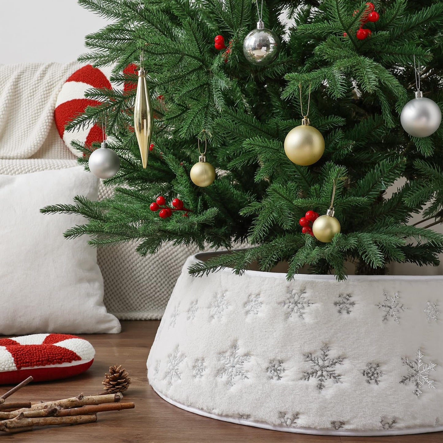 Faux Fur Christmas Tree Collar: Rustic White Luxury Plush Fur Christmas Tree Collars with Sliver Snowflake Sequins Pattern, Size Adjustable Farmhouse Modern Xmas Tree Skirt for Christmas Home Decor