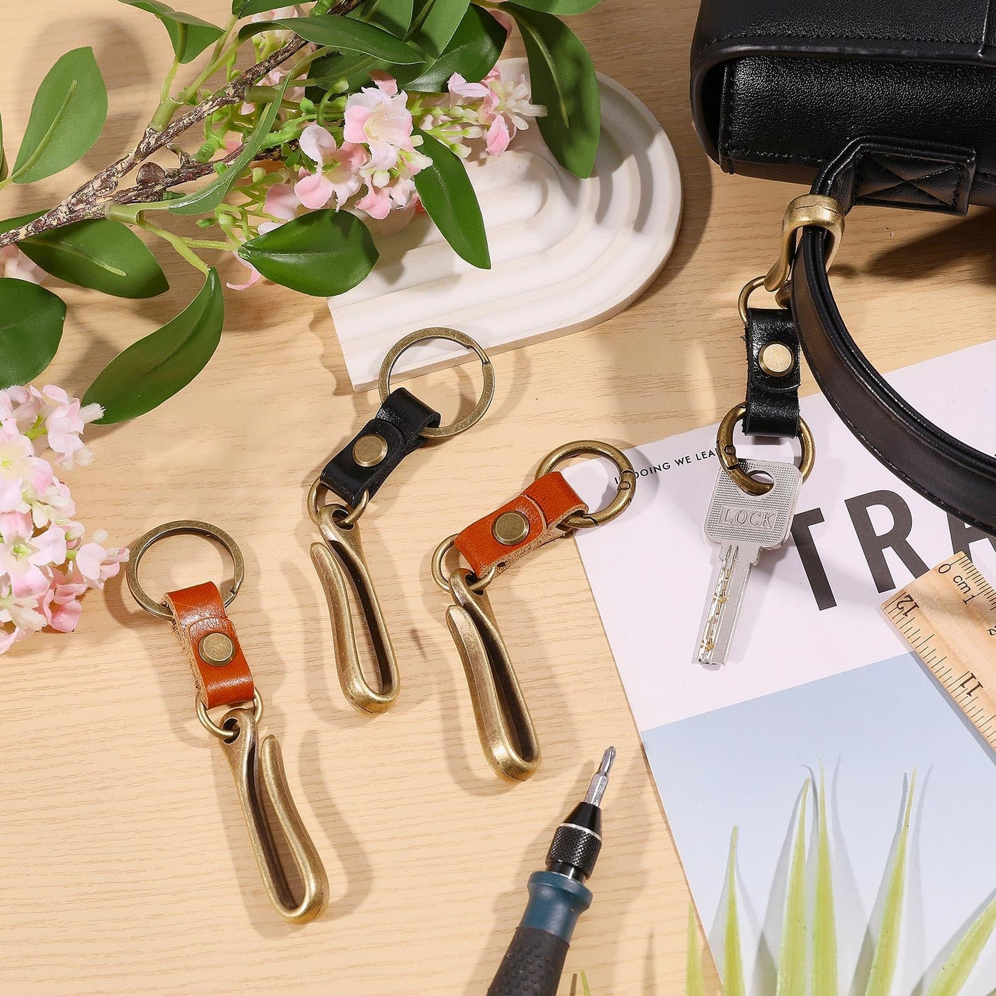FREEBLOSS 4pcs Fish Hook Keychain Retro Leather Alloy Keyring U Shaped Keychain Mini Keychain for Women Men Handbags Backpacks Accessories, 2 Colors