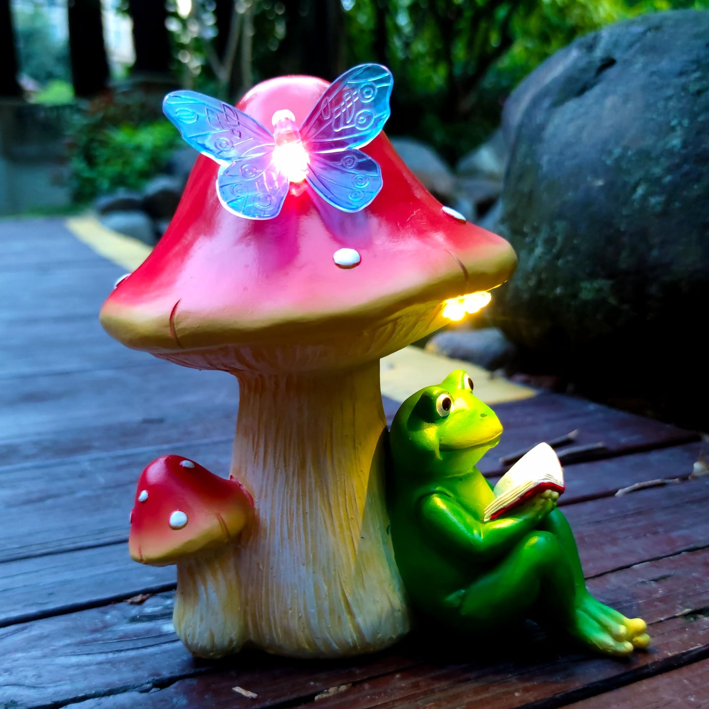 RCTTICUU Solar Frog Mushroom Garden Statues,Statuettes of Resin Frog Mushroom Reading a Book Figurine with LED Solar Lights, Lawn Decor Outdoor Statue for Patio,Balcony,Yard,Lawn Ornament