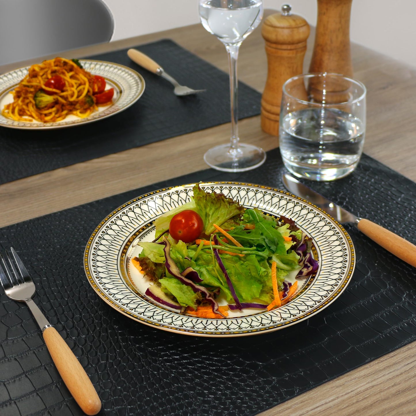 Set of 4 Faux Leather Placemats, PU Table Mats, Waterproof, Stain Resistant, Heat Resistant, Easy to Clean for Kitchen Dining Table,Conference Table