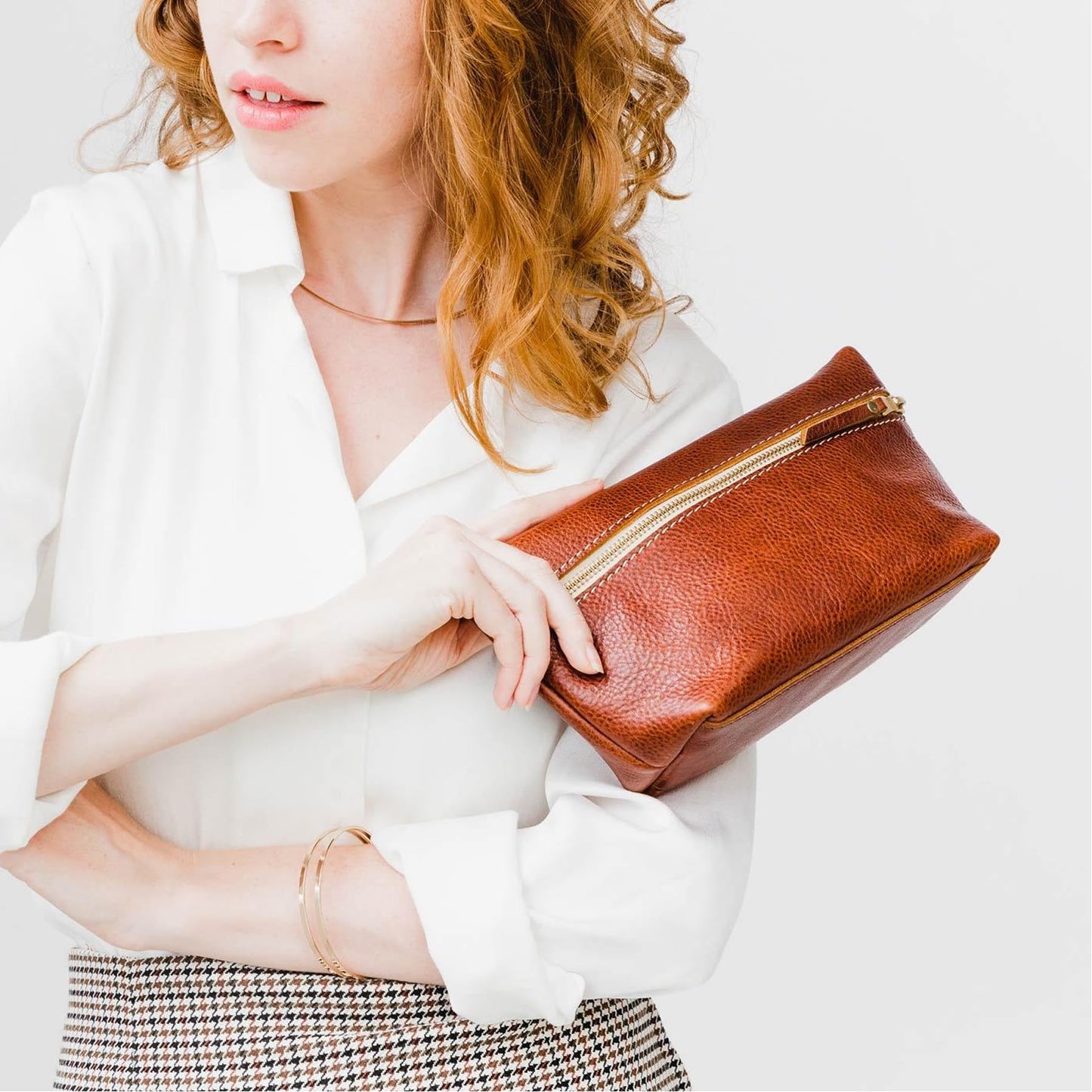 Portland Leather Goods Makeup Bag – Travel Friendly Cosmetic Bag with Zipper Closure for Organizing Makeup & Toiletries – Handmade from the Finest Full-Grain Hides – Extra Large, Nutmeg