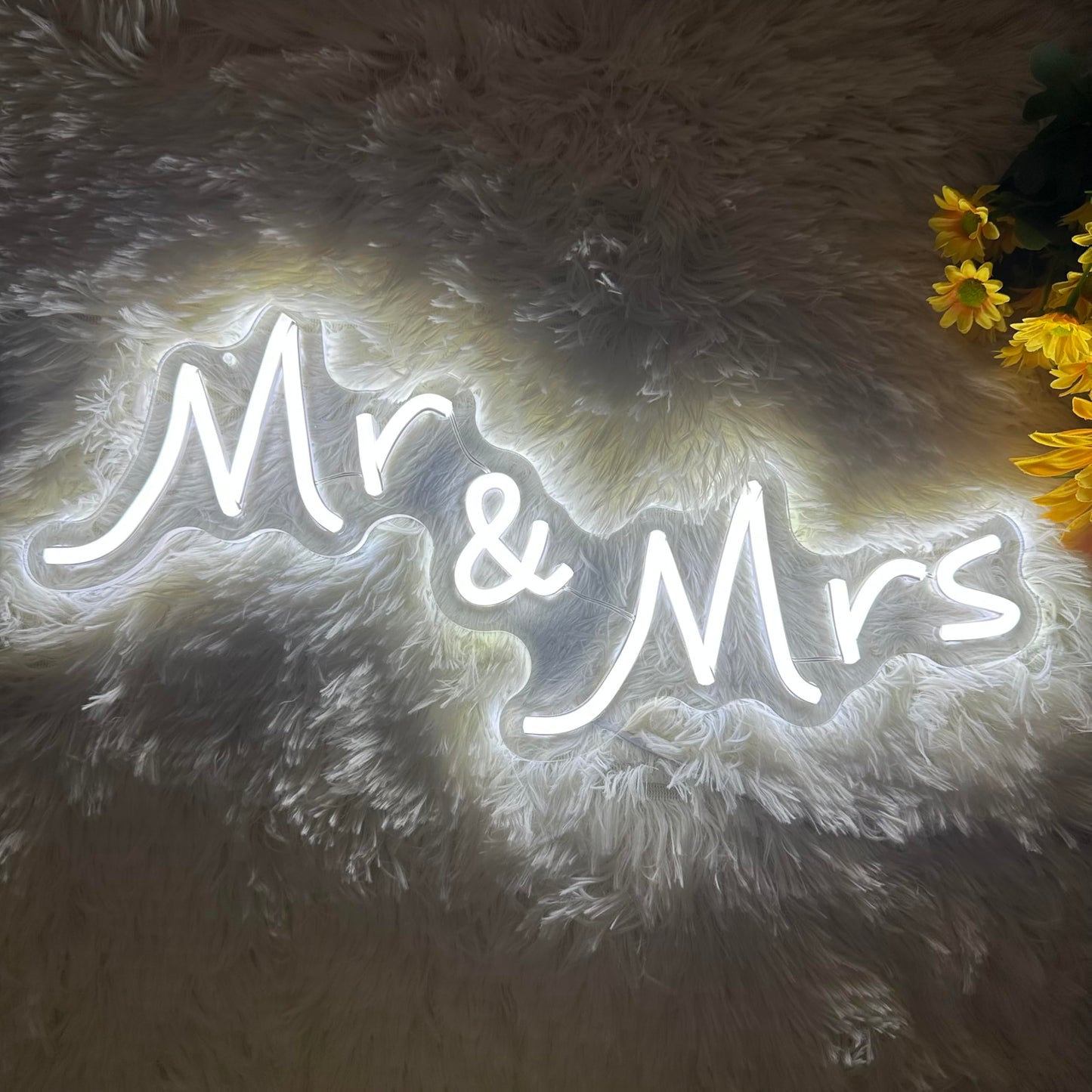 Mr and Mrs Neon Sign for Wedding Party Decor,Mr & Mrs Sign Anniversary Backdrop Decorations Gift for Reception, Newlywed Gift 16.5 x 8.6 inch