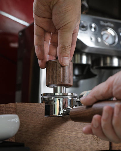 KNODOS Echo Self Leveling Espresso Tamper 54mm with Walnut Handle – 30lb Calibrated Spring Loaded Tamper Tool & Click Feedback for Breville Barista Express, Bambino Plus, Pro, Touch