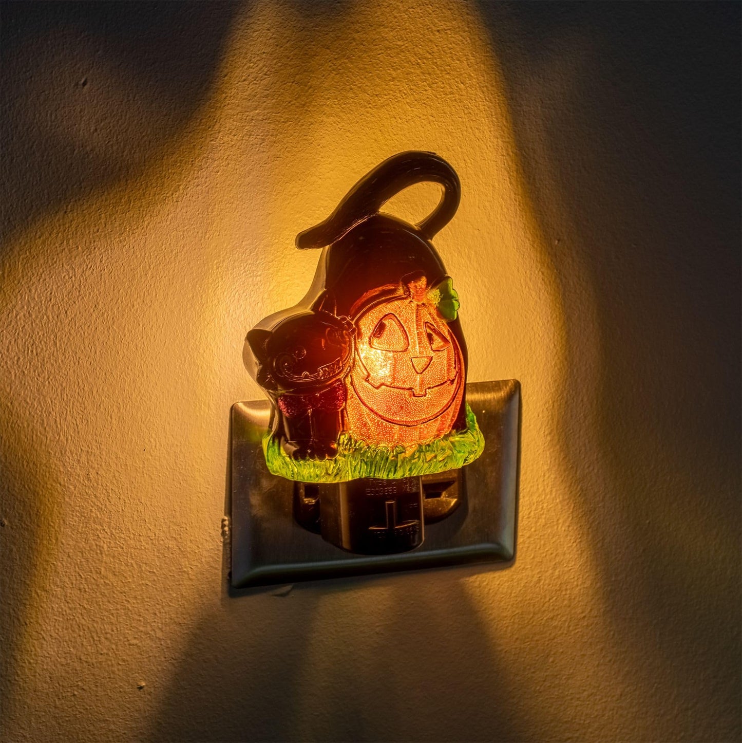 Novelty Lights LED Lamp Pumpkin with Black Cat Halloween Decoration Night Light with Swivel Plug