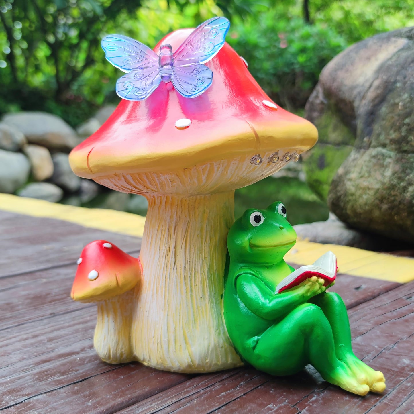 RCTTICUU Solar Frog Mushroom Garden Statues,Statuettes of Resin Frog Mushroom Reading a Book Figurine with LED Solar Lights, Lawn Decor Outdoor Statue for Patio,Balcony,Yard,Lawn Ornament