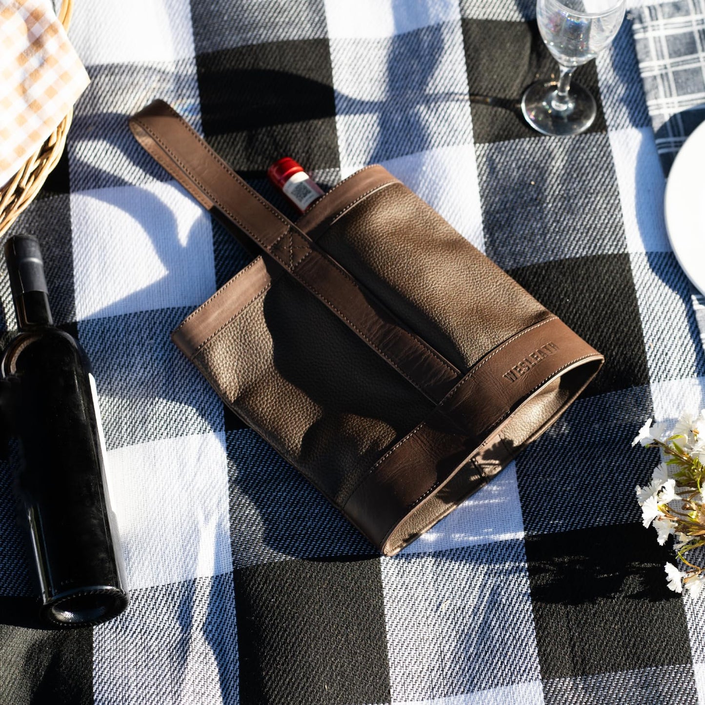 WESLEATH Double Wine Carrier Bag – Leather Wine Tote for Two Bottles with Handles & Metal Buckle – Protective Carrier for Picnic, Wine Champagne Gift Bag (Moka)
