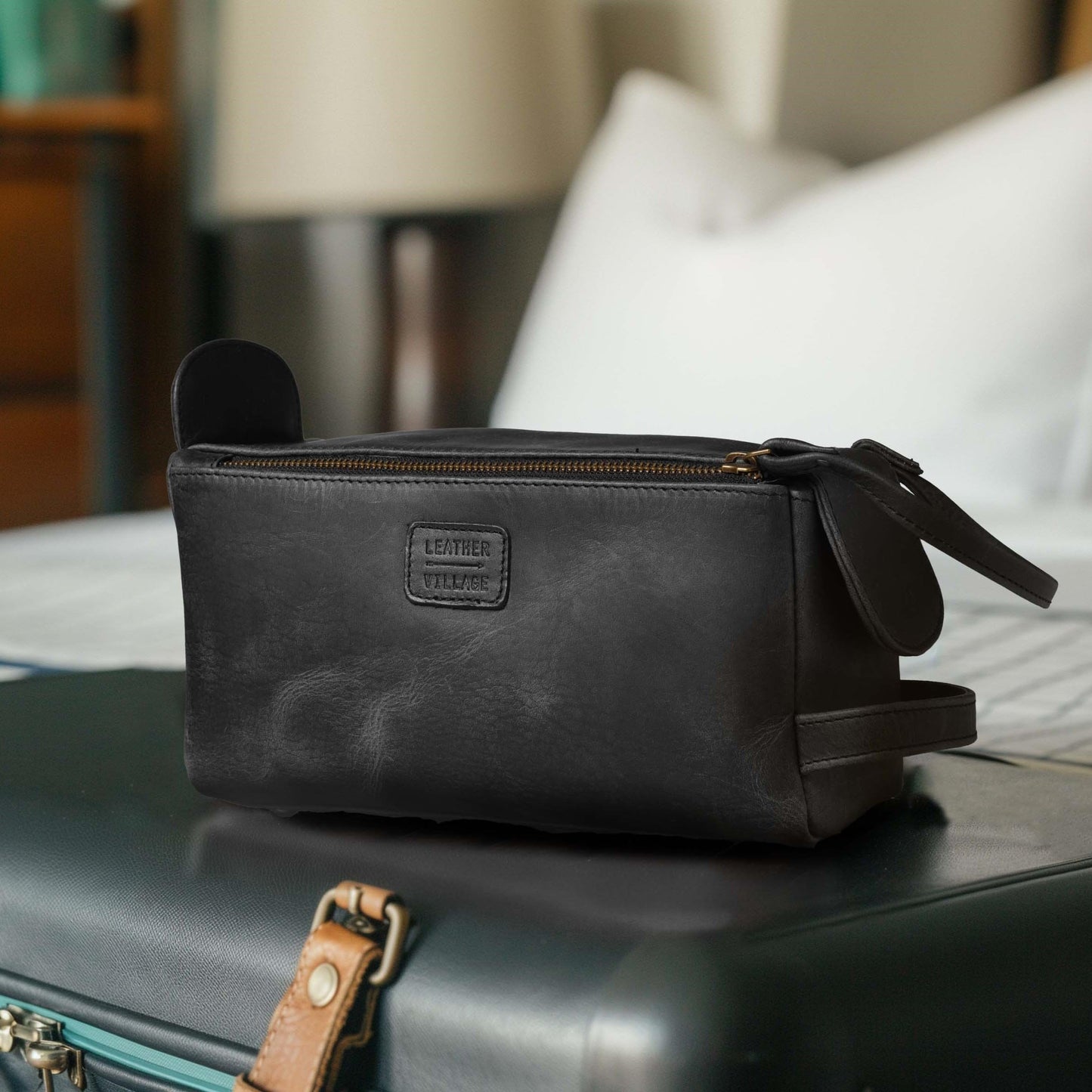LEATHER VILLAGE Genuine Leather Travel Toiletry Bag - Water-Resistant Dopp Kit for Toiletries, Large Shaving Bag & Bathroom Organizer - Gift for Men & Women - Distressed Black