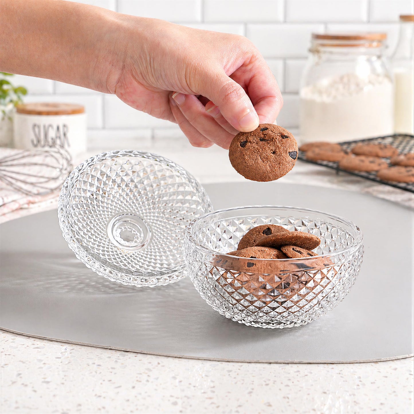 kanpura 6.7 oz Glass Candy Dish with Lid Clear Crystal Candy & Cookies Jar Decorative Candy Storage Container for Wedding Buffet Party, Christmas, Home Decor, Office Desk