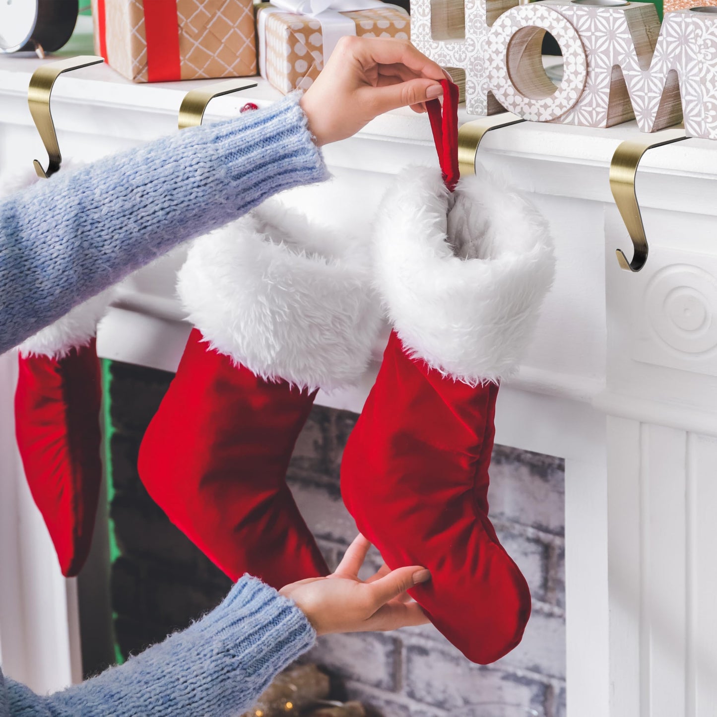 Palonu Christmas Stocking Holders Mantel Stcoking Hangers Metal Hanging Hooks Ornament Hooks Fireplace Hanger Grip for Christmas Decorations (4, Bronze)