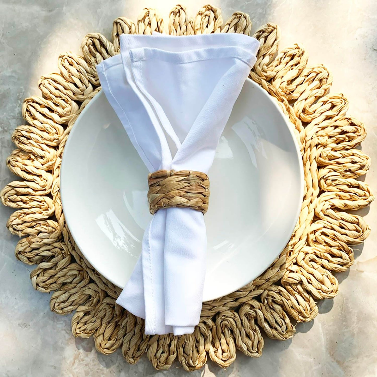 Laquedecraft Set 24 Woven Water Hyacinth Napkin Rings | Rustic Boho Wicker Napkin Holders | Natural Farmhouse Rattan Napkin Ring for Christmas, Thanksgiving Dining Table, Wedding Party