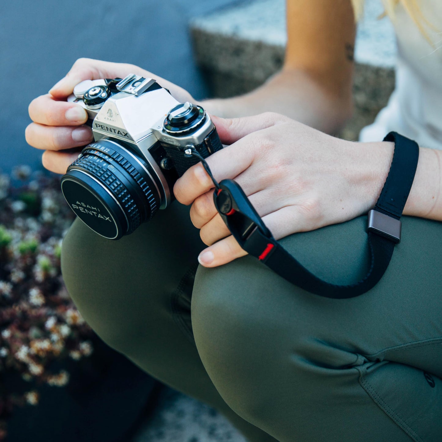 Peak Design Cuff Camera Wrist Strap, Black, Compatible with DSLR, Compact and Point-and-Shoot Cameras, Low Profile, Quick Release and Connection, 200 lb Capacity, Camera Straps for Photographers