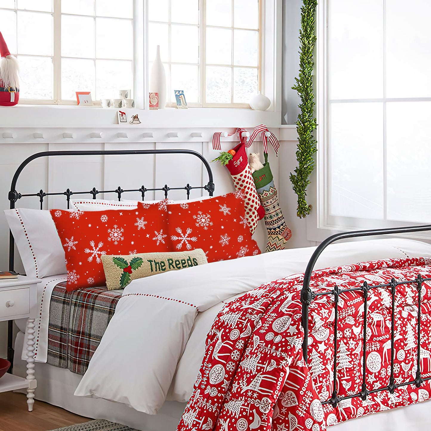 YIYEA Christmas Pillow Cases Queen Size Set of 2, Ultra Soft Double Brushed Microfiber Pillowcases Queen, Christmas Snowflake Bed Pillow Covers, Fade Resistant, Easy Slip-On (20"x30")