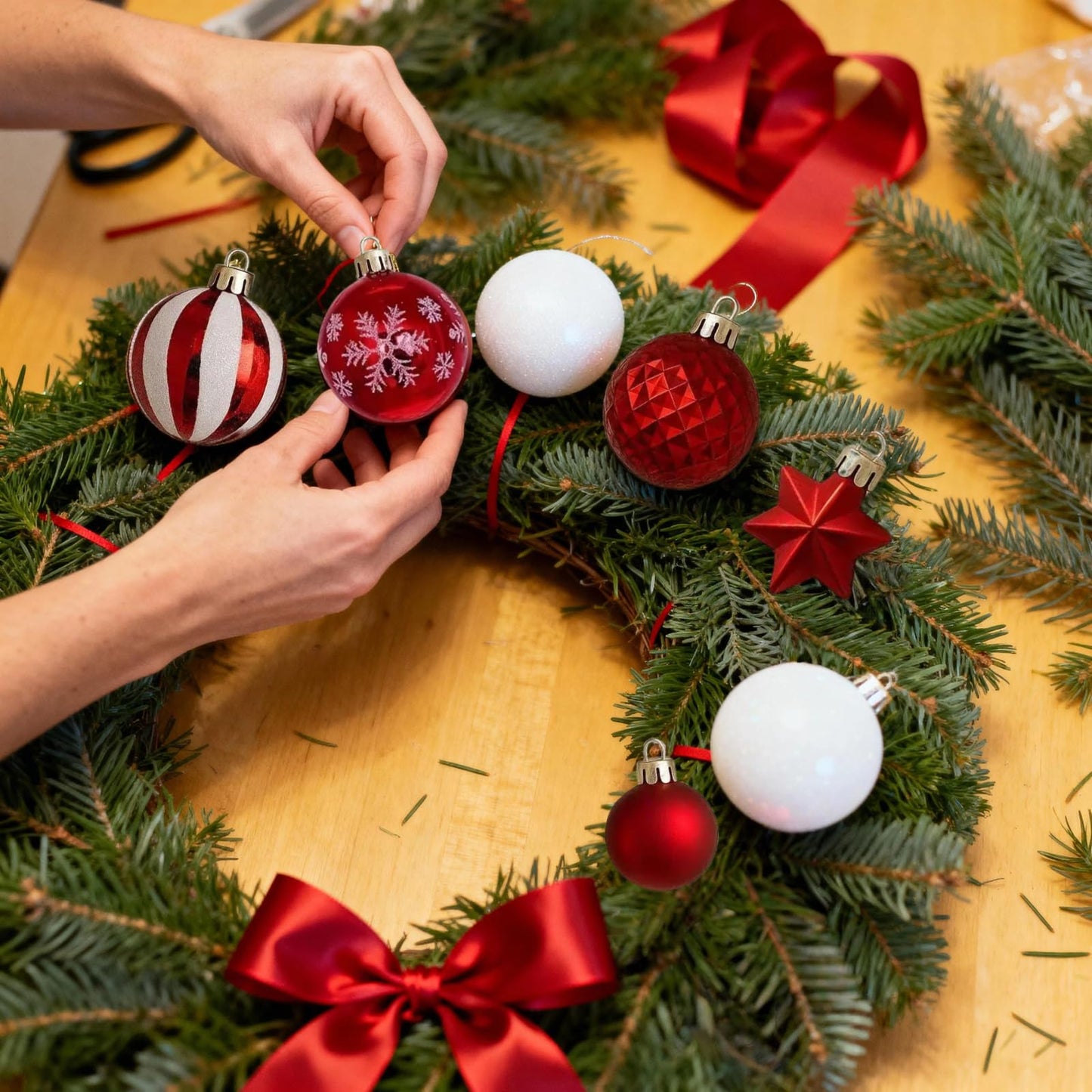 Zhticisic 44Pcs Plastic Christmas Tree Decorations Set,Shatterproof Hanging Xmas Ball Decorations for Holiday Decor(Red White)