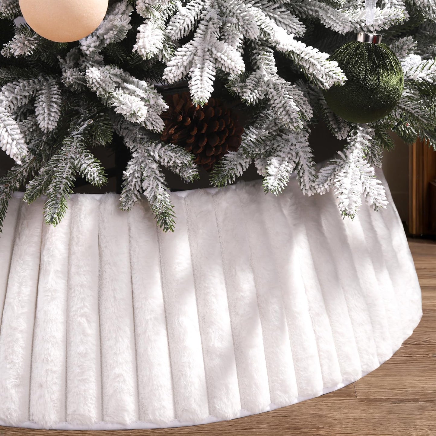 Teeanzo 28 Inch Christmas Tree Collar White Stripes Plush Faux Fur, Soft Boho Xmas Tree Ring Beige Tree Skirt for Christmas Artificial Trees Holiday Party Home Decor