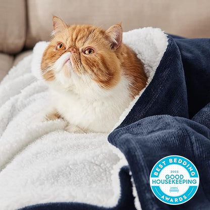 Bedsure GentleSoft Sherpa Fleece Throw Blanket for Couch - Thick and Warm Throw for Men, Soft Fuzzy Plush Blanket for Winter, Navy, 50x60 Inches