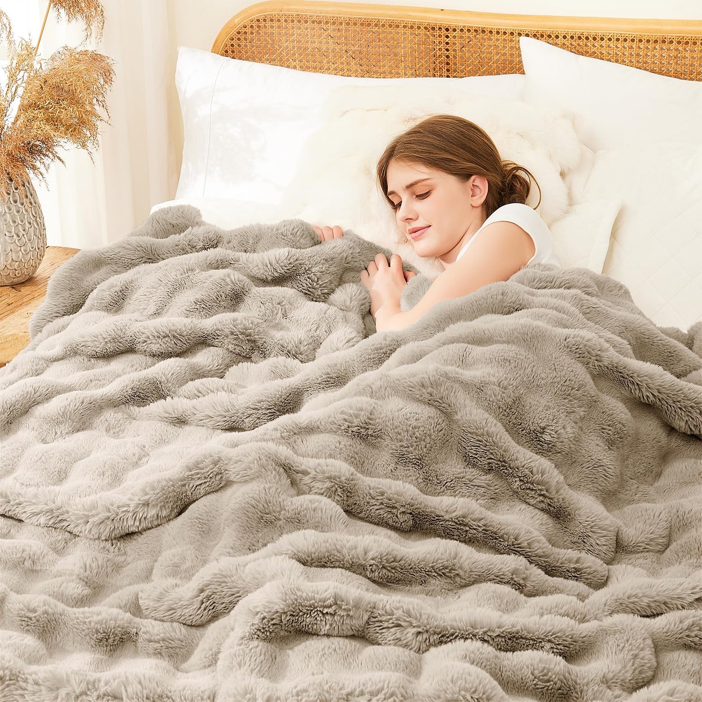 L'AGRATY Faux Rabbit Fur Blanket: 50" x 60" Luxury Soft Fluffy Thick Fur Throw Blanket for Couch Bed Sofa - Cozy Plush Bubble Blankets for Winter: Warm Flannel Fleece Decorative Blanket(Castle Grey)