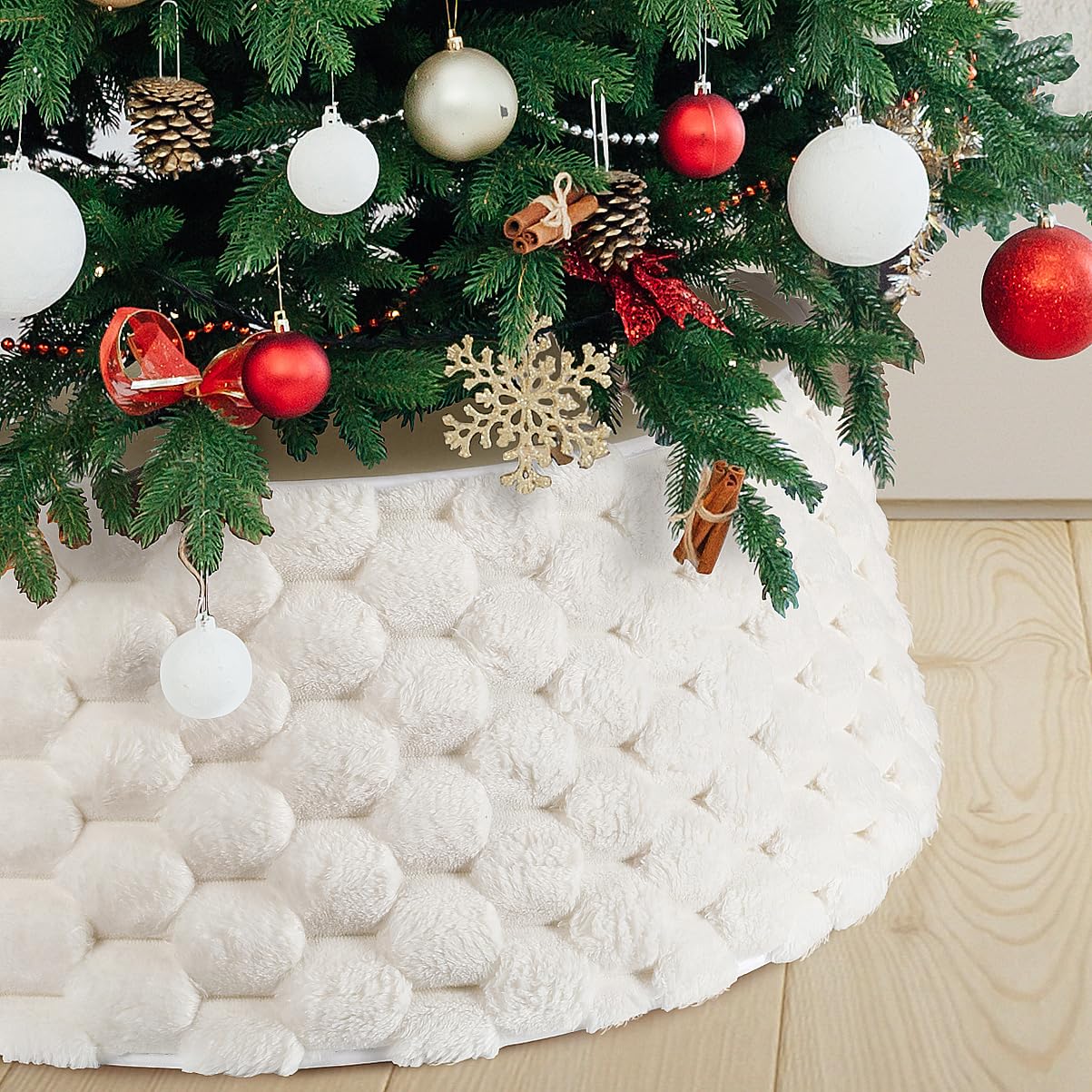 Christmas Tree Collar, Rustic White Luxury Plush Faux Fur Tree Collar with Stripe Textured Pattern, Soft Fluffy Xmas Tree Ring & Boho Tree Skirt for Indoor Home Holiday Decorations