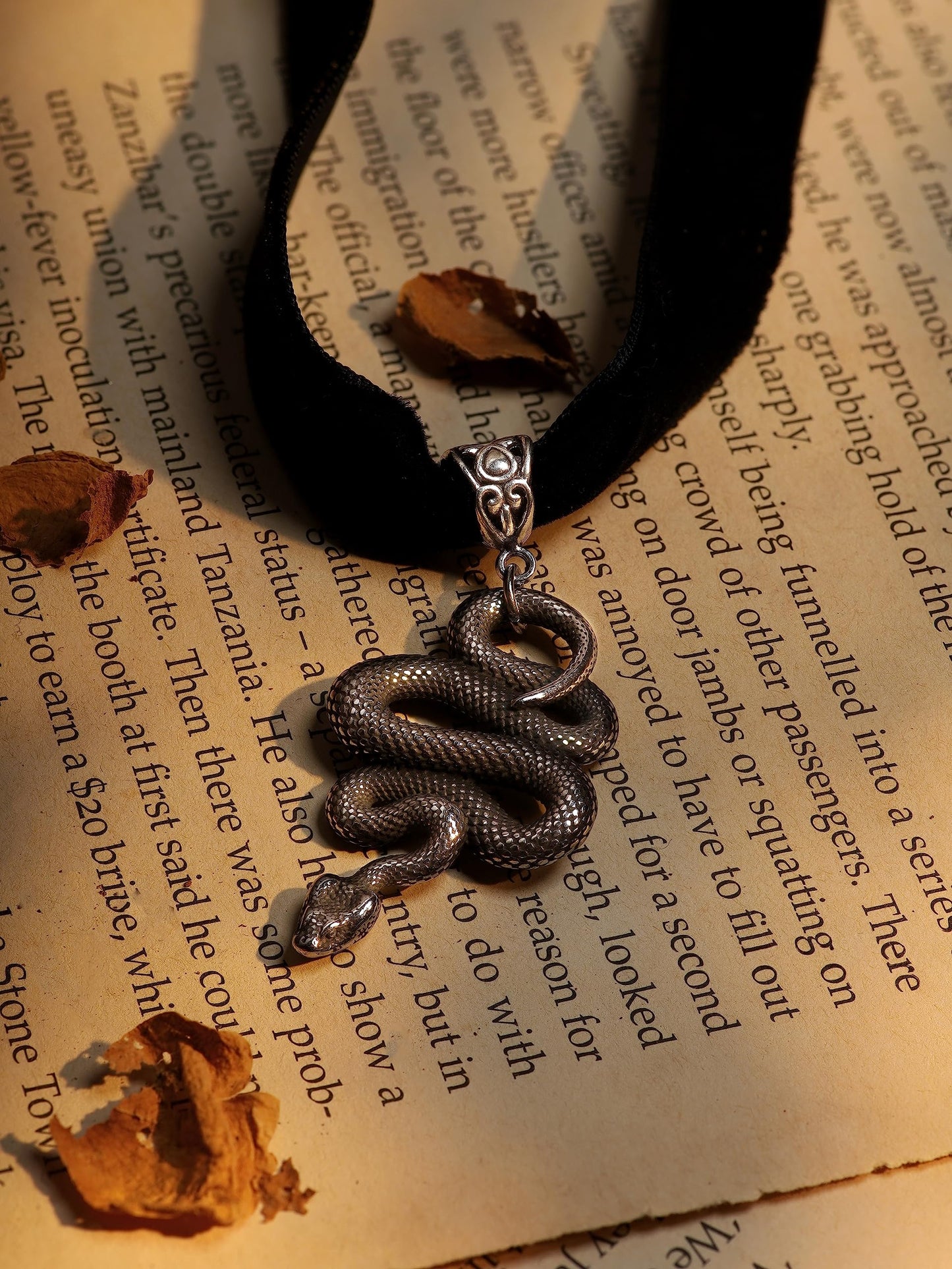Sacina Gothic Snake Choker Necklace, Snake Necklace for Women, Gothic Goth Choker, Goth Jewelry, Halloween Christmas Jewelry Gift for Women
