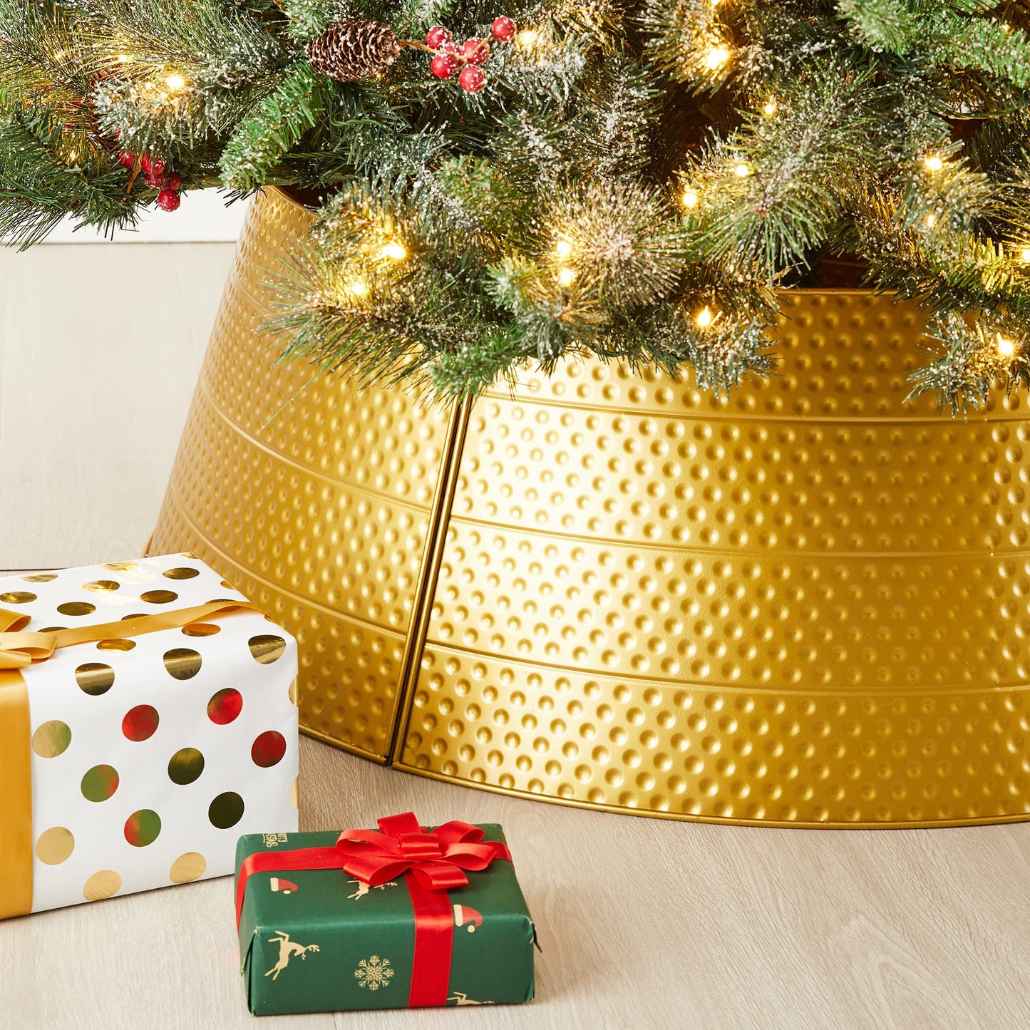 Glitzhome Adjustable Hammered Metal Christmas Tree Collar Decorations, 40.5" D, Gold, Large (GH31066)