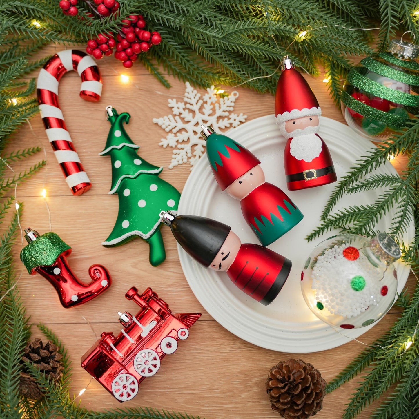 Alupssuc 95pcs Christmas Balls Ornaments Set, Shatterproof Plastic Baubles, Soldiers, Christmas Socks for Xmas Tree Holiday Wedding Party Decorations with Hanging Strings, White, Red and Green