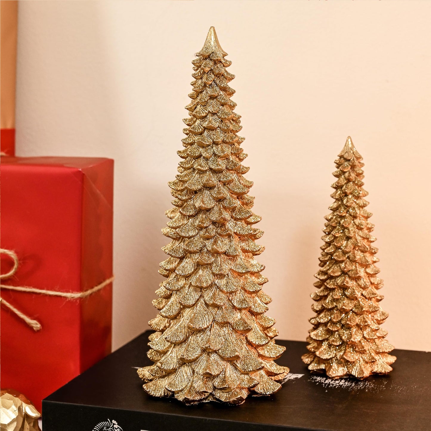 AOMOONOA Gold Christmas Tree Figurines, 2Pcs Resin Glitter Christmas Tree for Tabletop Decoration, Small Christmas Trees Set, Decorative Xmas Trees for Christmas Mantel Indoor Home Decor