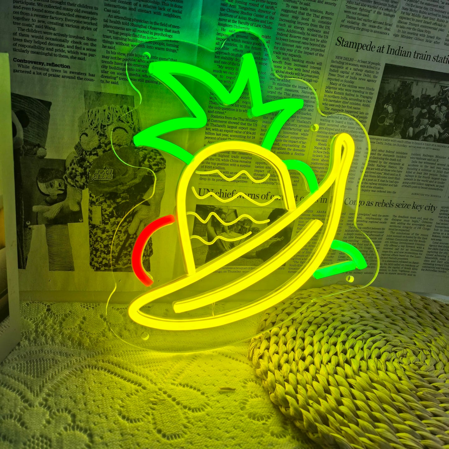 Pineapple Banana Neon Sign LED Pineapple Neon Signs for Wall Decor, Friut Theme Kids Room Bedroom Game Room Birthday Party Decorations Gifts for Kids