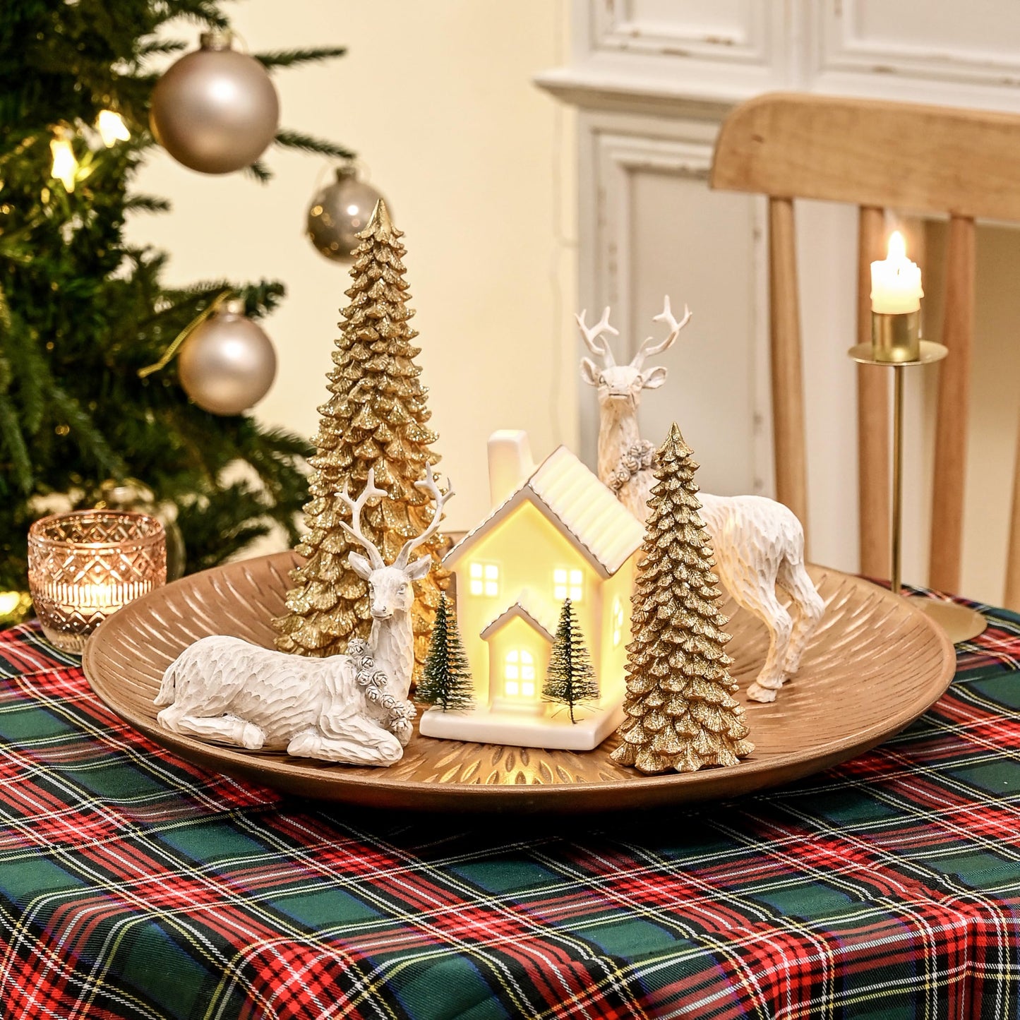 AOMOONOA Gold Christmas Tree Figurines, 2Pcs Resin Glitter Christmas Tree for Tabletop Decoration, Small Christmas Trees Set, Decorative Xmas Trees for Christmas Mantel Indoor Home Decor